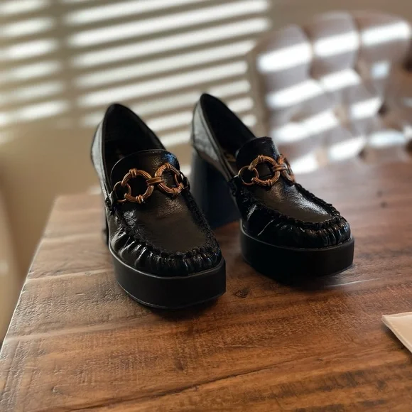 Elegant Black Loafers with Gold Chain Detail - Picture 2 of 6